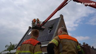 Zonnepanelen in brand op dak van woning in Zwartsluis