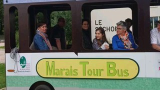 Spectacle Marais Tour Bus : Découvrez le patrimoine local avec la compagnie Caus’Toujours : une curieuse visite guidée ludique et décalée dans un drôle de bus… pédestre.