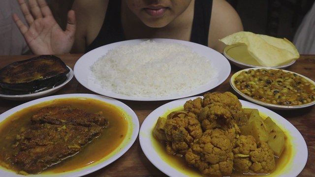 Eating Brinjal Fry, Fish Curry, Cauliflower with Potato Curry, Cowpea Black Eyed Seeds Curry, Pappad Fry, White Rice