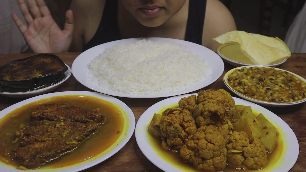 Eating Brinjal Fry, Fish Curry, Cauliflower with Potato Curry, Cowpea Black Eyed Seeds Curry, Pappad Fry, White Rice