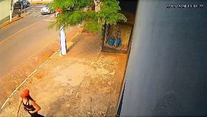Video: Mujer le tira soda cáustica en la cara a la ex de su novio motivada por los celos