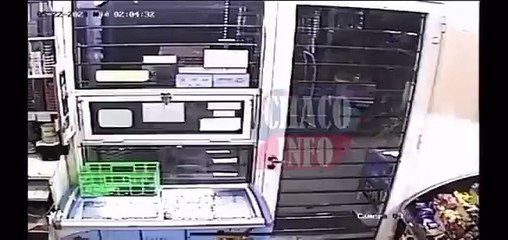 Funcionária de quiosque e lutadora de kickboxing briga com assaltante para evitar roubo: “Conheço as artimanhas”