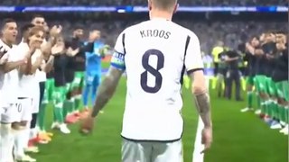Real Madrid, pasillo de honor per Kroos: il saluto al Bernabeu, che ricambia