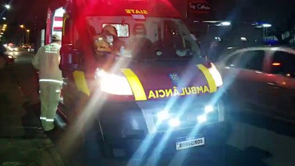 Motociclista tem lesão grave na perna após colisão com carro na Rua Jacarezinho