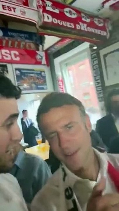 Rencontre entre Emmanuel Macron et un jeune homme à Tourcoing avant la finale de la Coupe de France