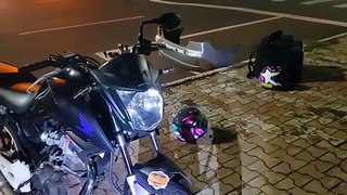 Carro perde o para-choque após colisão com moto na Avenida Rocha Pombo