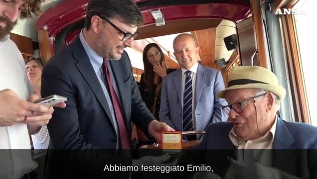 Nonno Atac : Emilio, ex autista, festeggia i suoi 100 anni su un tram storico
