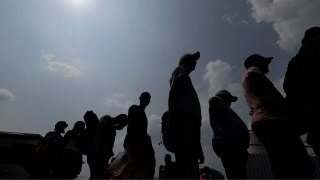 “Diles que estoy de paso por México”: fotorreportero retrata el drama de los migrantes que buscan llegar a Estados Unidos