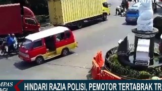 Pemotor Tertabrak Truk saat Hindari Razia Polisi di Purwakarta