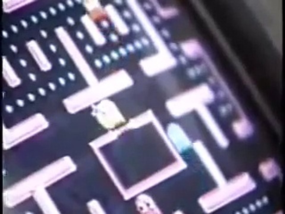 Pacman oynayan akıllı maymun