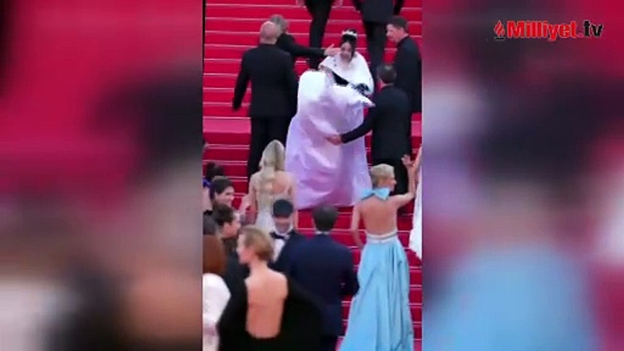 Cannes'da güvenlik görevlisi Massiel Taveras ile de birbirine girdi