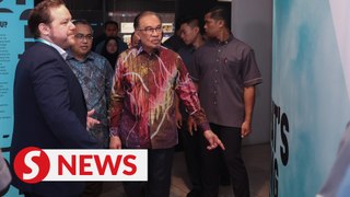 Anwar visits Post-Normal Era Madani Exhibition