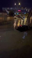 Hatay'da sağanak yağış sonrası cadde ve sokakları su bastı