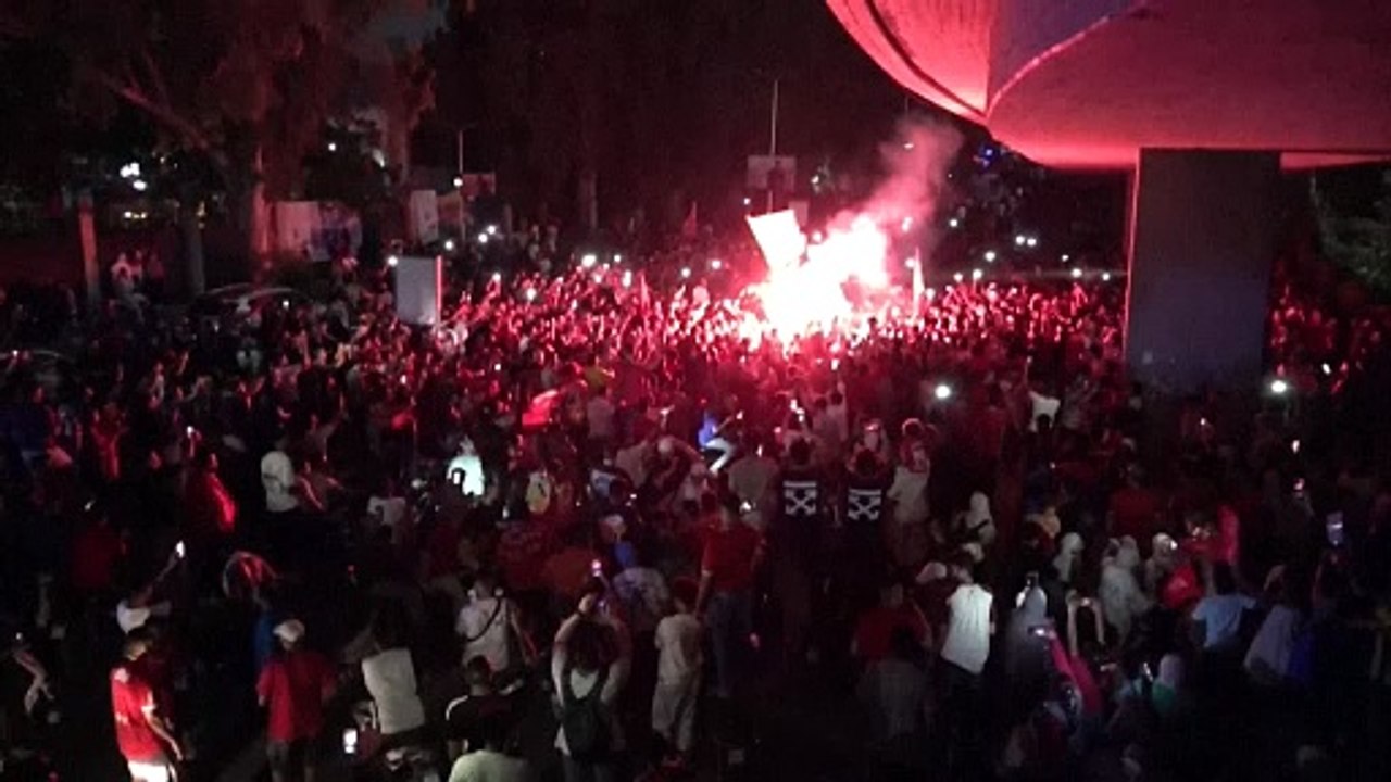 احتفالات في القاهرة بعد فوز الأهلي بدوري أبطال...