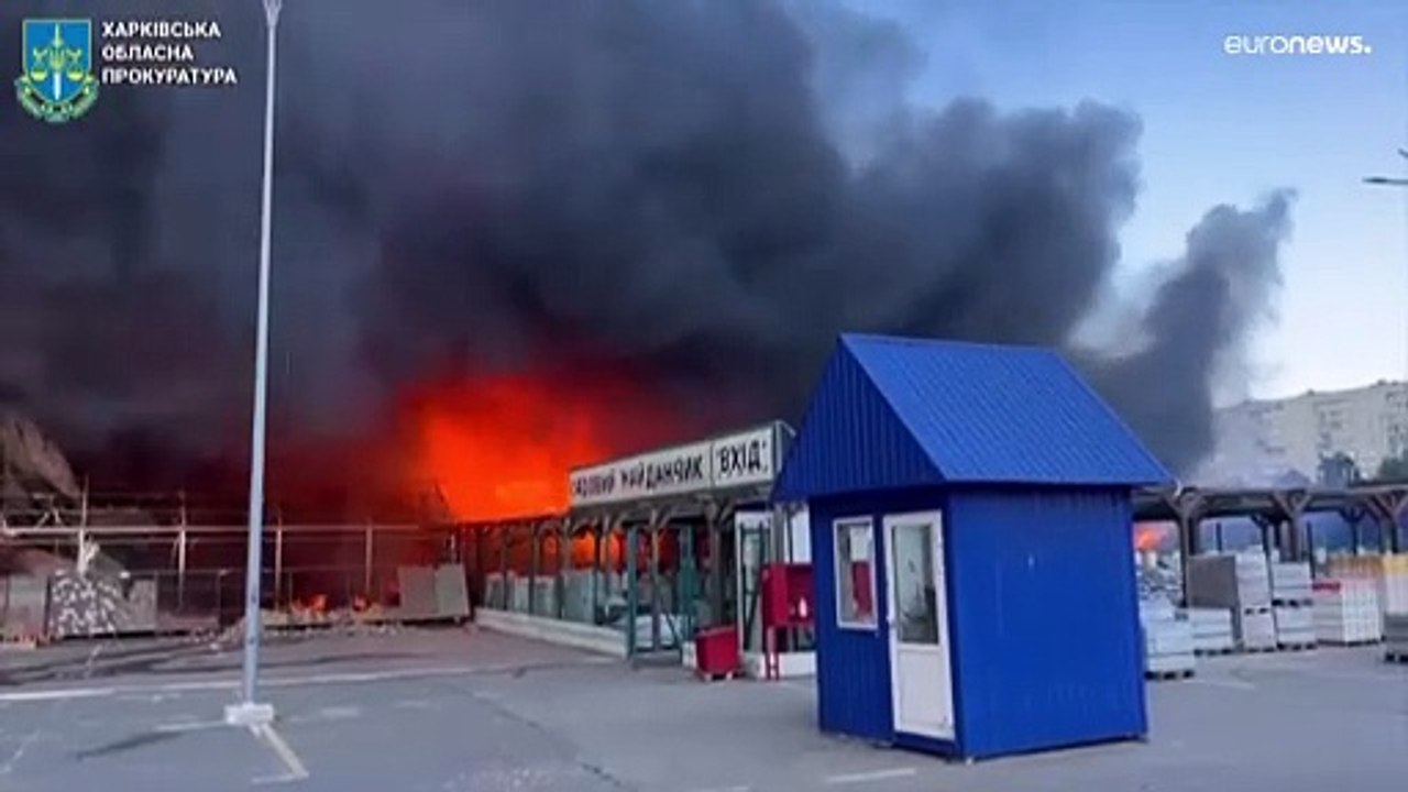 غارة روسية تضرب متجرا في خاركيف ثاني أكبر مدن أوكرانيا ورجال الإطفاء يكافحون حريقا كبيرا