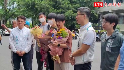 屏東響應青鳥行動5/28辦晚會 鄉親送花力挺鍾佳濱