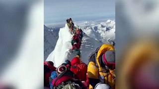 Coda infinita per salire sull'Everest: il video prima del crollo di un cornicione