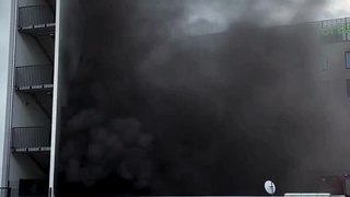 Dym nad wrocławskim osiedlem! Pali się samochód w garażu podziemnym