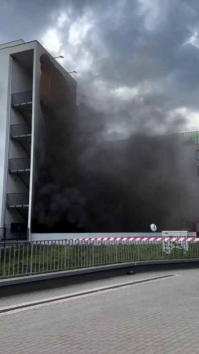 Dym nad wrocławskim osiedlem! Pali się samochód w garażu podziemnym