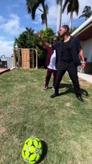 ¡Leo Messi enseña a Will Smith y a Martin Lawrence a patear el balón!