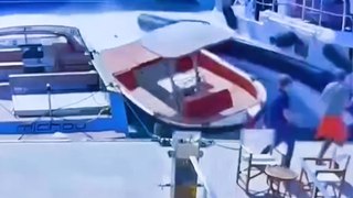 Monaco : un bateau pneumatique perd le contrôle et se crashe à pleine vitesse sur un ponton