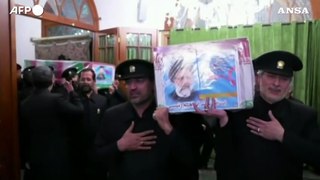 Iran, la sepoltura di Raisi nel santuario dell'Imam Reza