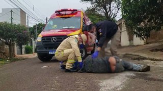 Caído no meio da rua, homem é socorrido pelo Siate no Bairro Canadá