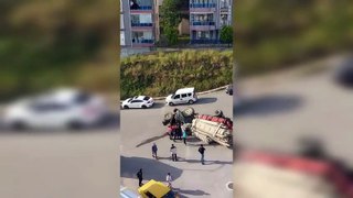 Sinop kent merkezinde tahta yüklü traktör devrildi