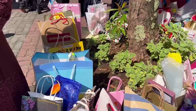 Sikap penyayang yang ditunjukkan oleh Cikgu Faizah dari Sekolah Kebangsaan Bukit Kemuning 2 ini buat ramai murid-murid menyayanginya. Walaupun hanya mengajar subjek Bahasa Melayu bagi tahun 1 dan 3, namun Cikgu Faizah menjadi kesayangan semua.