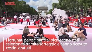 Parigi, picnic da record sugli Champs-Élysées: tovaglia enorme e 4000 invitati