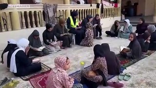 Gazzeli çocuklar Kur'an-ı Kerim'e tutunuyor