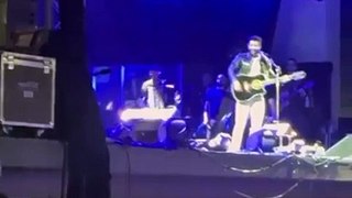 Fã tenta subir em palco de Gusttavo Lima e cai; veja vídeo