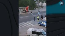 Un chico recibe una brutal paliza de un grupo de jóvenes en plena calle en un barrio de Valencia