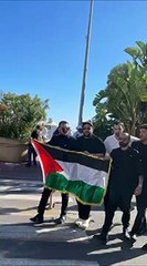 منذر رياحنة يرفع العلم الفلسطيني في "كان"