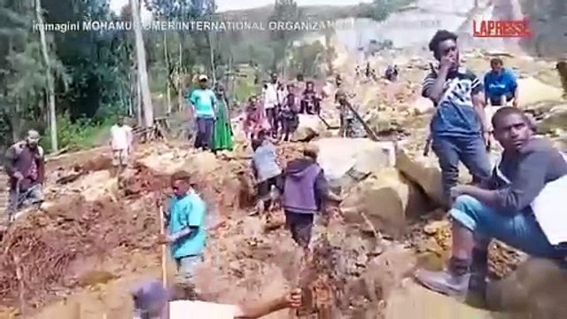 Enorme frana in Papua Nuova Guinea, le ricerche dei dispersi a mani nude tra fango e rocce