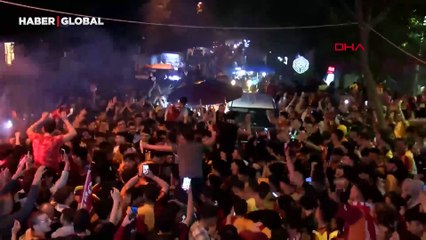 Florya'da büyük coşku! Sarı-kırmızılı taraftarlardan şampiyonluk çıkarması