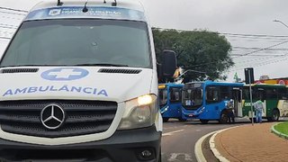 Ônibus e ambulância se envolvem em acidente na Praça do Migrante