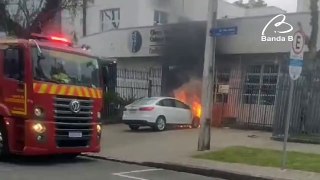 Carro pega fogo no Centro de Curitiba