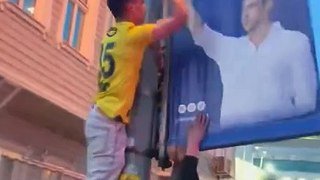 Fenerbahçe taraftarları Ali Koç'un afişlerini paramparça etti!