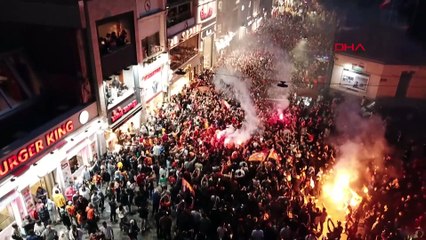 Galatasaray taraftarlarının Taksim'deki şampiyonluk sevinci havadan görüntülendi