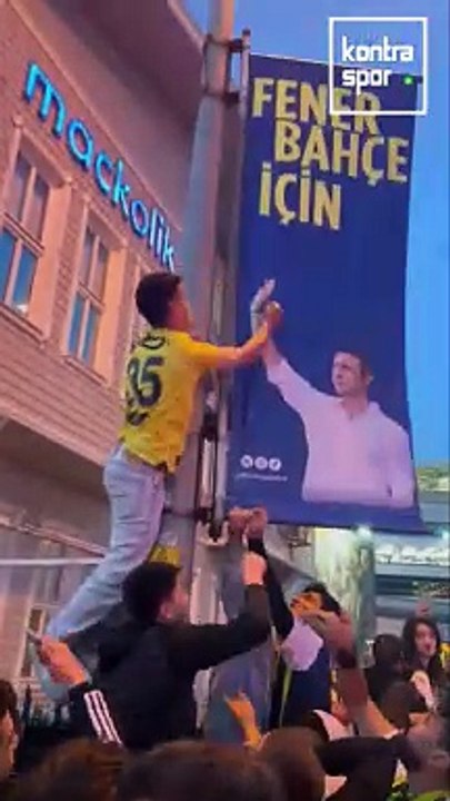 Fenerbahçe taraftarı Ali Koç'un afişlerine saldırdı