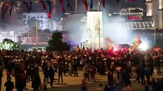 Galatasaraylı taraftarlar, Taksim’de sarı-lacivert tabut taşıdı