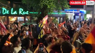 Galatasaray Taraftarı Fenerbahçe Taraftarını Omuzlara Aldı