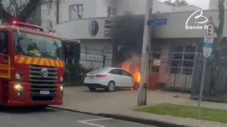 Proprietária vê fumaça, para carro, e fogo toma conta