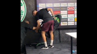 Galatasaraylı oyuncu Ali Yeşilyurt, Konyaspor’un kırılan sandalyesini tamir etmeye çalıştı