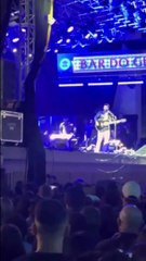 Fã cai ao tentar subir em palco de show de Gusttavo Lima