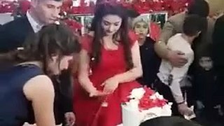 Angry groom loses it during wedding cake cutting ceremony, leaving guests and bride horrified