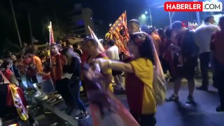 Antalya'da dostluk görüntüsü: Küçük çocuğu ve Fenerbahçe formasıyla kutlamalara katıldı