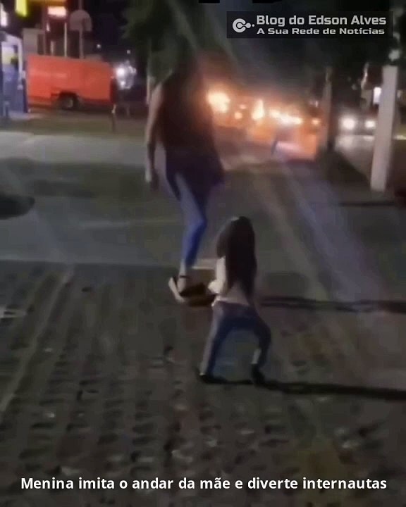 Menina imita o andar da mãe e diverte internautas