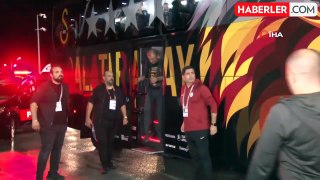 Galatasaray, Konya Havalimanı'nda taraftarları ile şampiyonluğu kutladı
